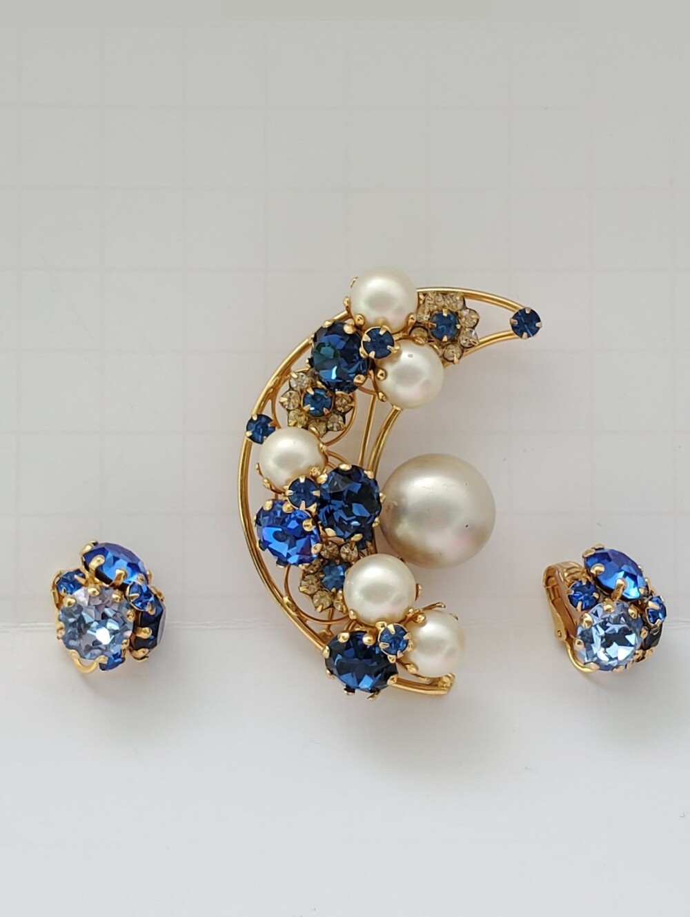 Rare Vintage VOGUE Blue Rhinestone & Faux Pearl Demi Parure – Brooch & Earrings